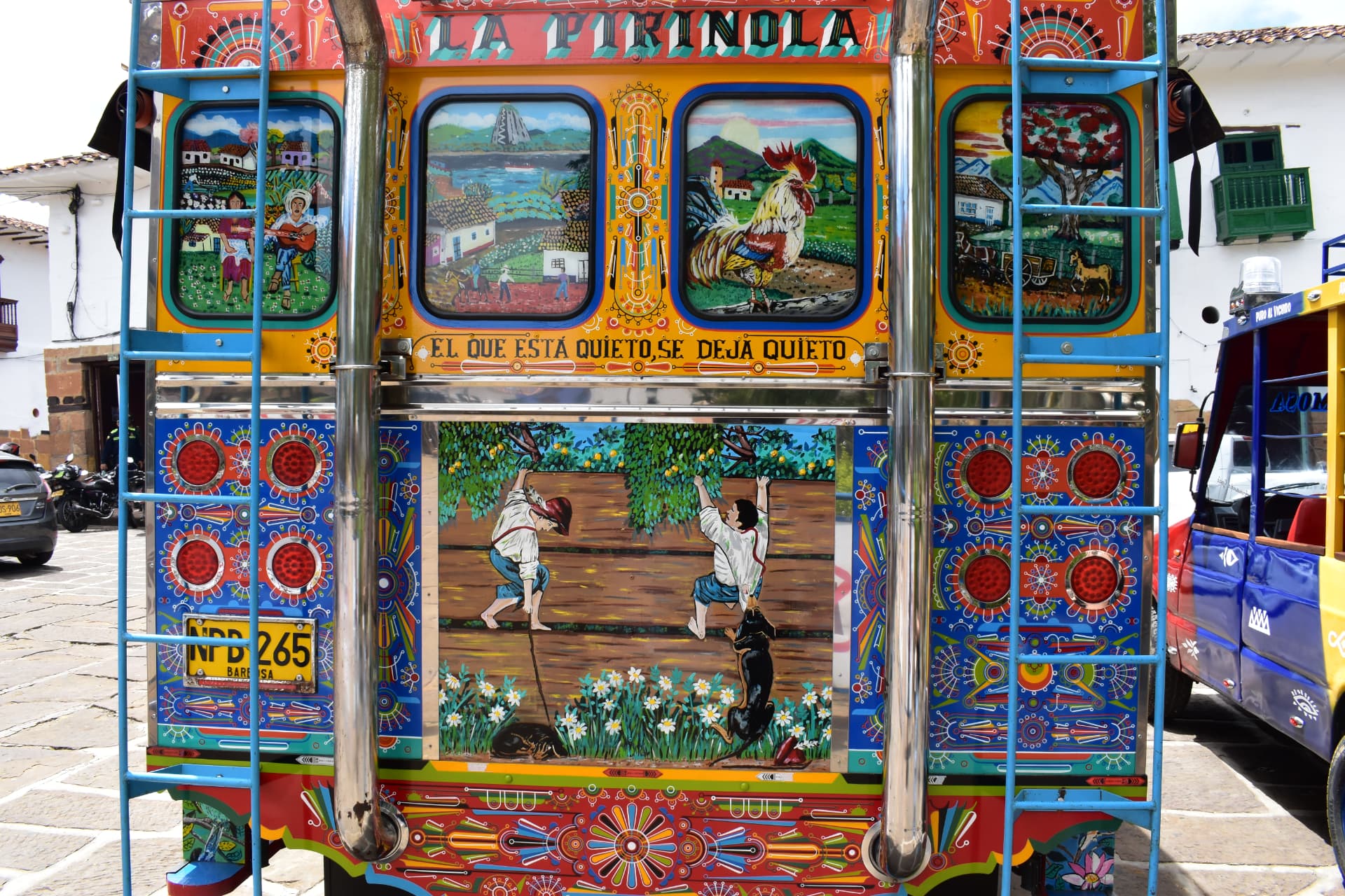 Chiva tradicional colombiana pintada a mano en Barichara
