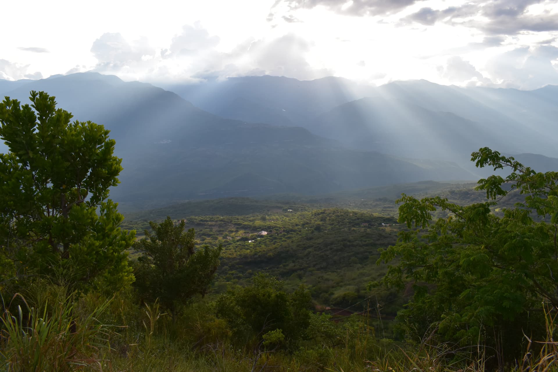 Rayos de sol sobre el cañón y las montañas de Barichara